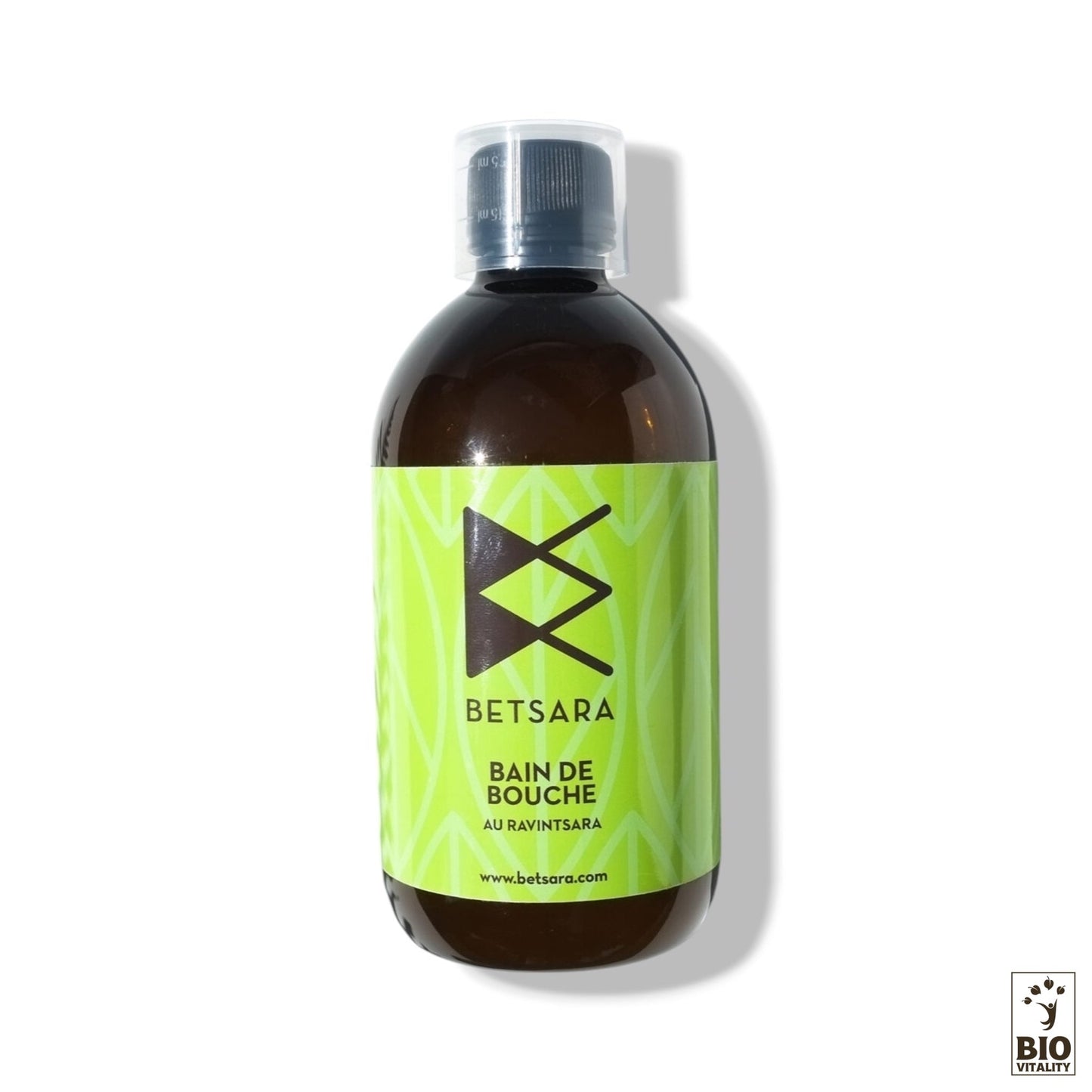 Une bouteille marron avec une étiquette verte indiquant Bain de bouche 100% naturel - certifié Nature & Progrès - 500 ml de BETSARA garantit de lhaleine fraîche. Il possède un capuchon noir, un logo BIO Vitality en bas à droite, et est fabriqué avec de lhuile essentielle pour ses propriétés antibactériennes.