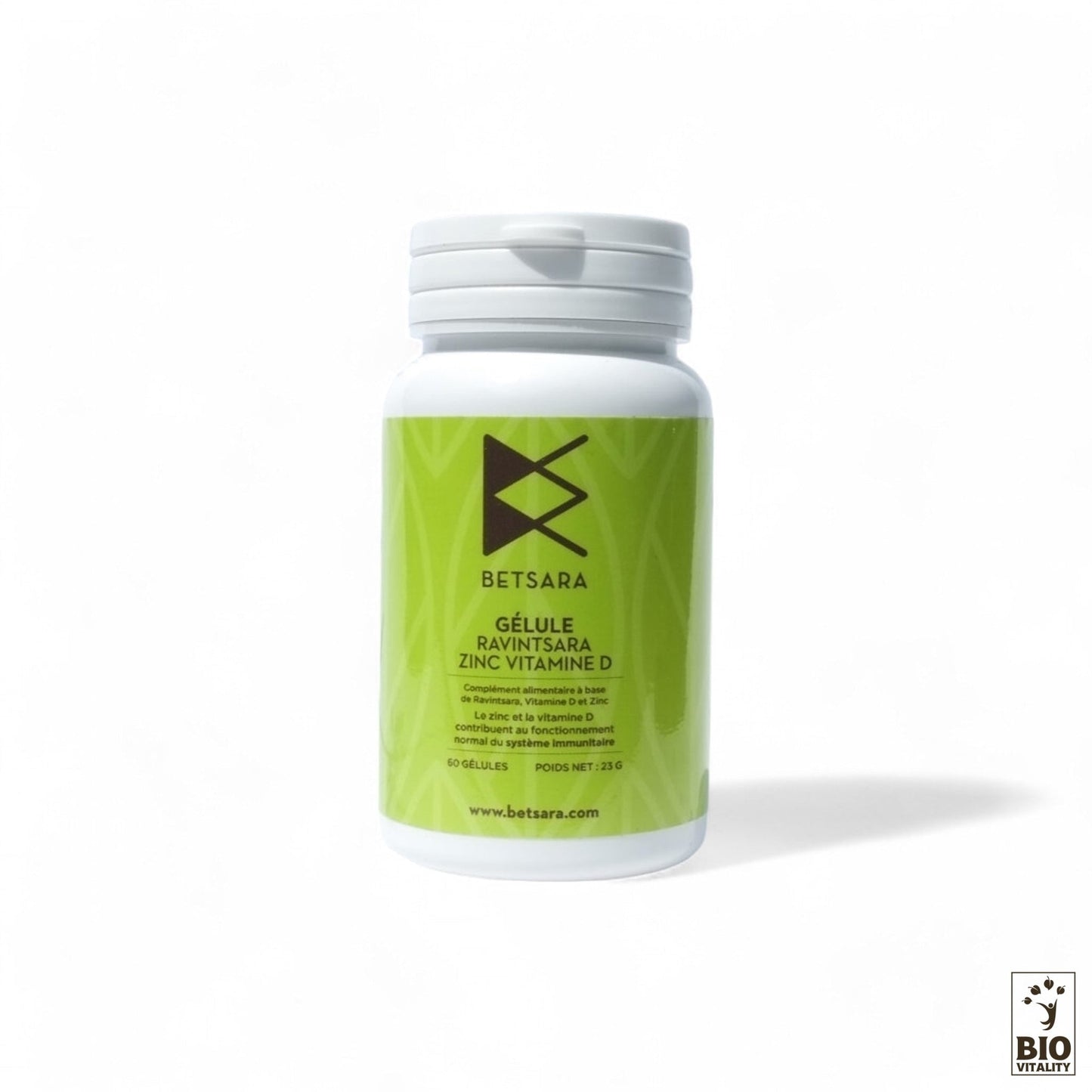 Les Gélules BETSARA Ravintsara Zinc + vitamine D sont présentées dans un flacon blanc avec une étiquette verte, offrant 60 gélules qui mélangent Ravintsara, Zinc et Vitamine D pour un bien-être optimal.