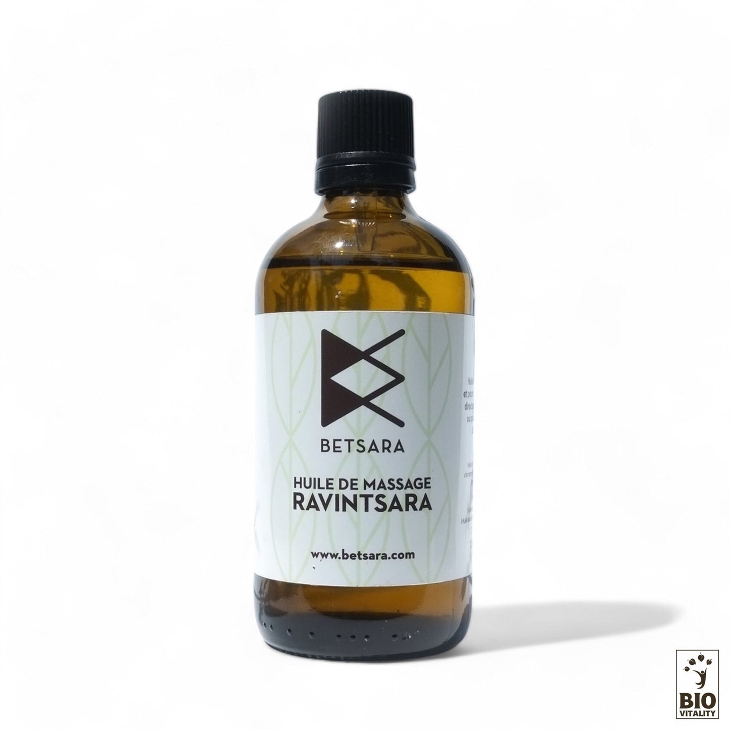Une bouteille en verre dHuile de massage au Ravintsara BETSARA - certifiée Nature & Progrès, dotée dun bouchon noir et dun logo, met en valeur ses ingrédients bio sur un fond blanc épuré.