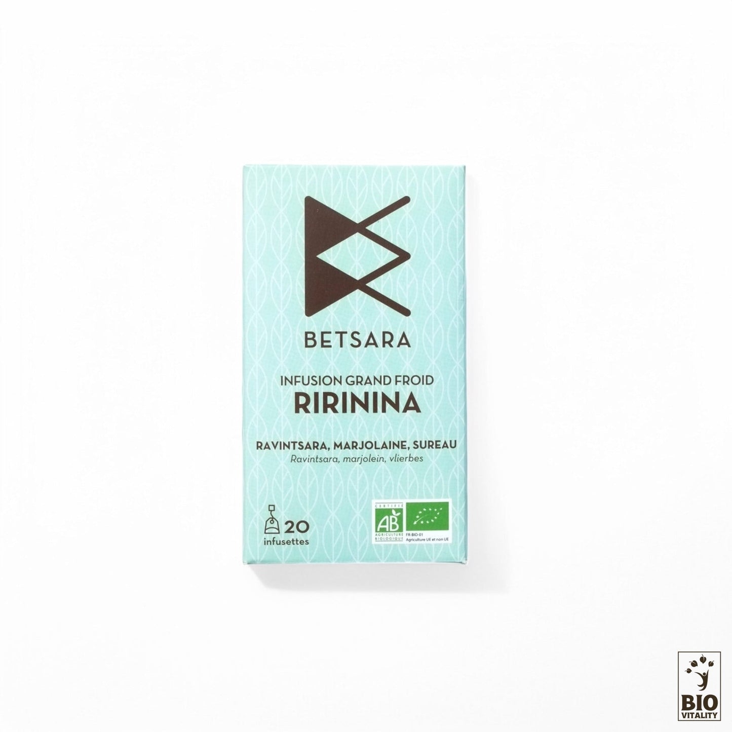 La boîte turquoise du thé infusion à froid Linfusion Ririnina ou grand Froid Bio de BETSARA, ornée des logos de certification biologique, contient 20 sachets mettant en vedette un mélange de ravintsara, de marjolaine et de sureau.