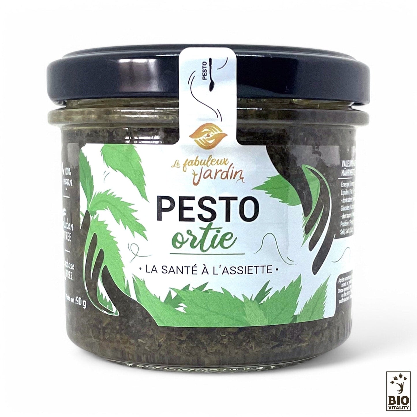 Un pot de 90 g de Pesto Ortie Bio FABULEUX JARDIN, avec un couvercle noir, des illustrations de feuilles vertes et une étiquette blanche avec certification biologique. Parfait pour ceux qui privilégient les ingrédients biologiques et les principes de la permaculture dans leur cuisine.