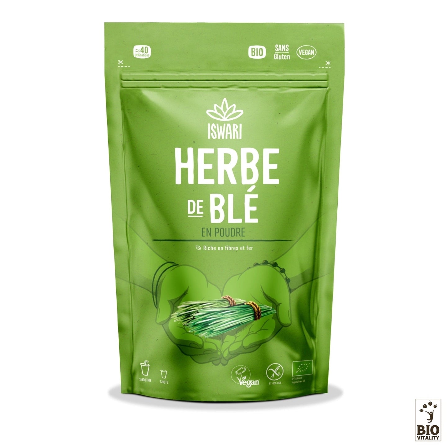 Lherbe de blé en poudre bio dISWARI est biologique, sans gluten et végétalienne. Le paquet présente une illustration dherbe de blé avec des icônes soulignant ses qualités de superaliment, riches en fibres et en fer, ce qui en fait une option détoxifiante idéale.