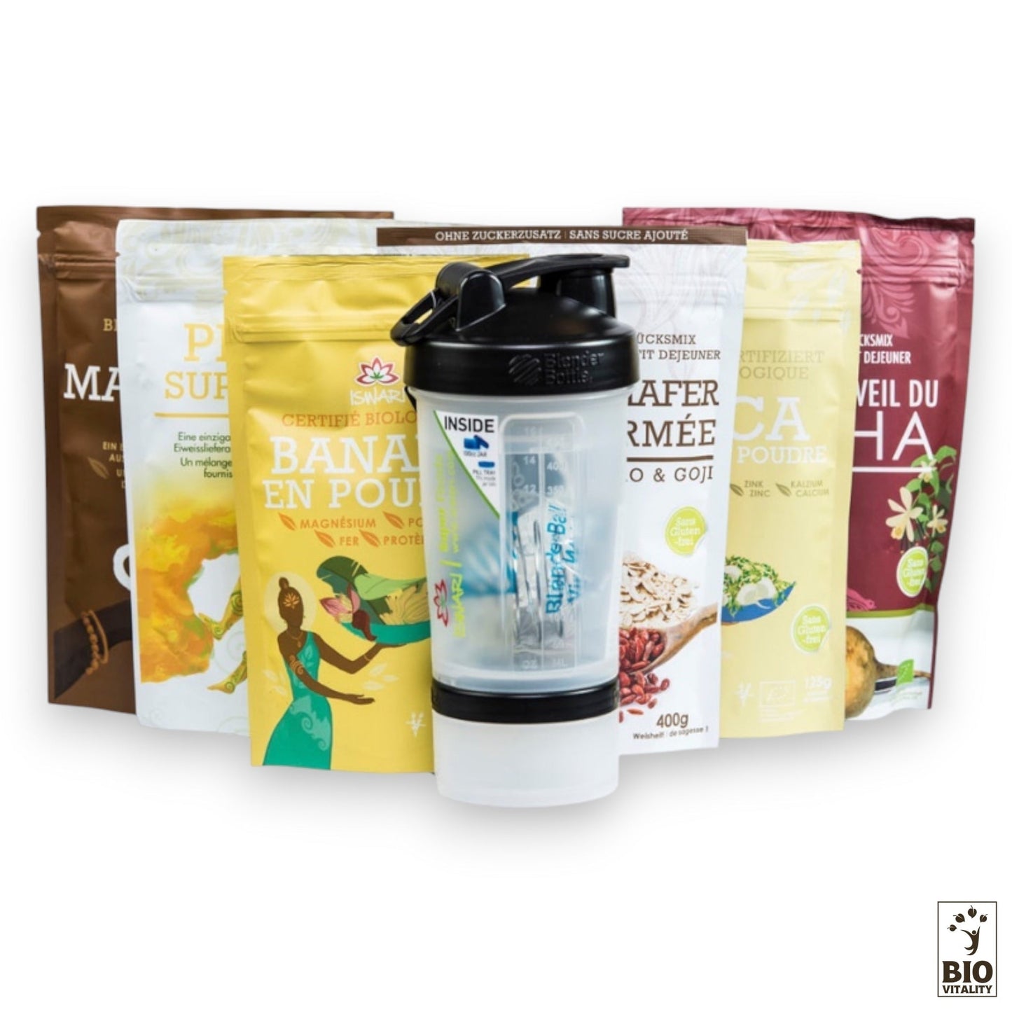 Derrière un shaker noir et blanc se trouvent des sachets du Pack Puissance dISWARI, procurant un boost dénergie naturelle.