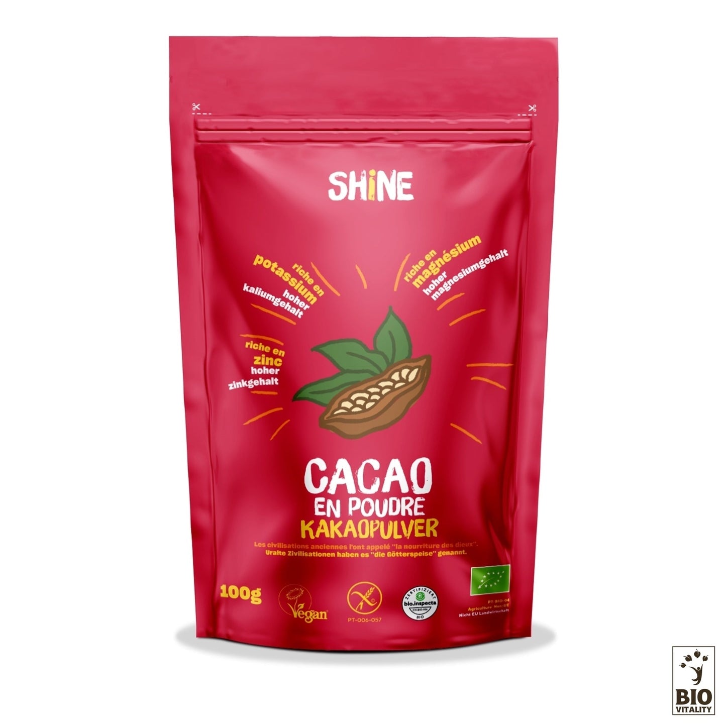 Le Cacao cru en Poudre Bio - 100g de SHINE est une pochette rouge vegan et biologique remplie de poudre de cacao, originaire de Sierra Leone et présentant diverses allégations de santé.