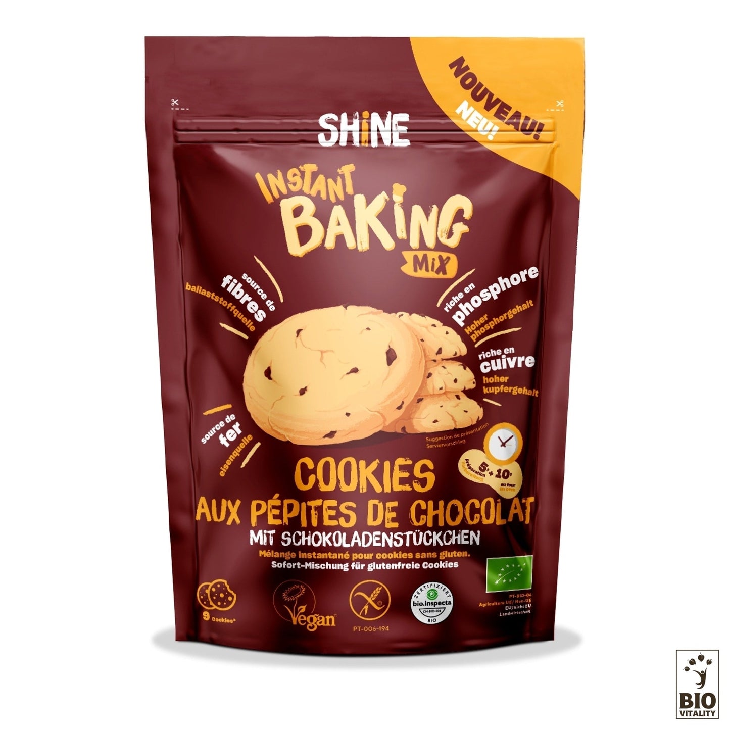 Savourez des biscuits fraîchement cuits avec les Cookies aux Pépites de Chocolat Bio de SHINE en 300 g. Ce mélange dans un emballage rouge, avec du texte en français et en allemand, met en valeur ses bienfaits végétaliens et biologiques pour de délicieux biscuits quelques instants après le mélange.