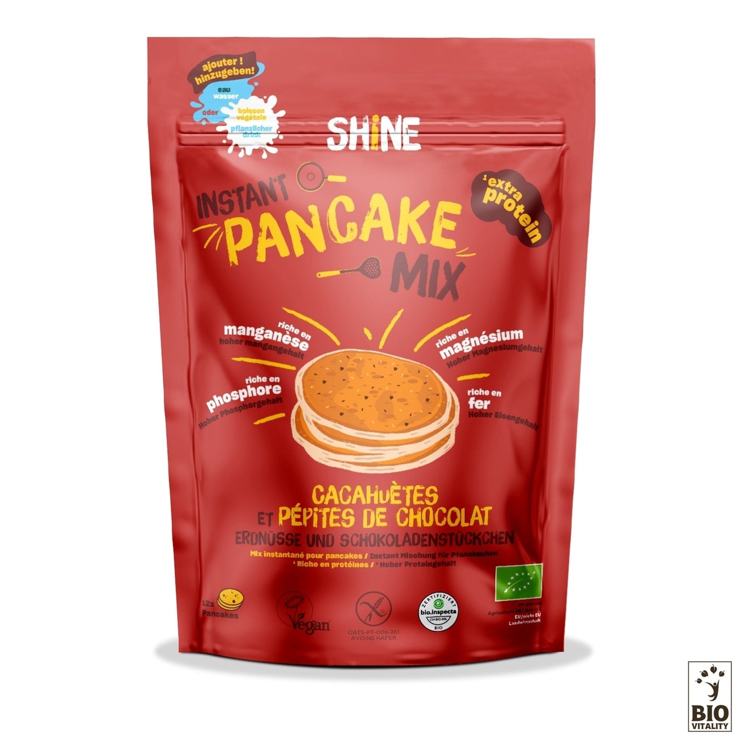 Le mélange à crêpes instantané SHINE Cacahuètes et Pépites de Chocolat Bio, dans un emballage rouge mettant en valeur « Riche en Protéines », est biologique, végétalien et enrichi en protéines et minéraux pour un petit-déjeuner nutritif.