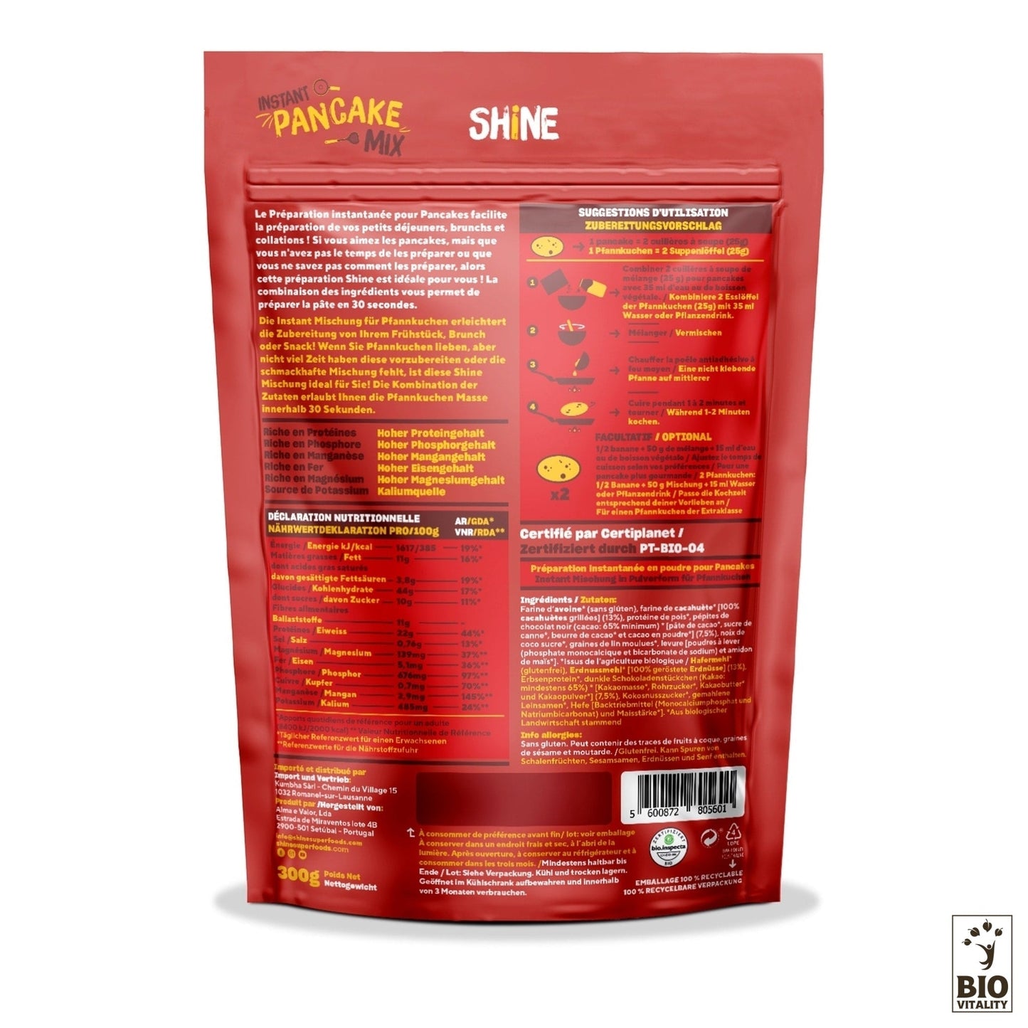 Vue arrière du paquet de 300 g de Mélange à Crêpes Instantanées Rouge Cacahuètes et Pépites de Chocolat Bio SHINE, comprenant les instructions, les informations nutritionnelles et le logo Bio Vitalité. Riche en Protéines, il est idéal pour démarrer en douceur les matinées chargées.