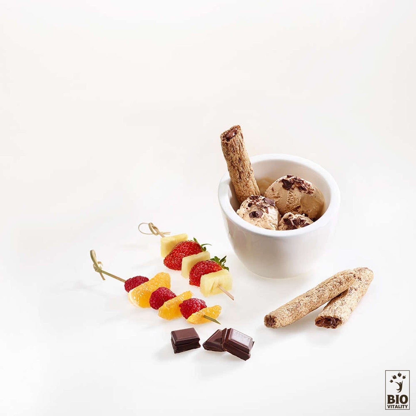 Goûtine cacahuète Bio dAGLINA vous propose une gourmandise bio avec des bâtonnets de gaufrettes vegan, des brochettes de fruits de fraises, dananas, doranges, de morceaux de chocolat et des gaufrettes supplémentaires. Profitez de cette gourmandise sans gluten pour satisfaire toutes vos envies sans compromis.