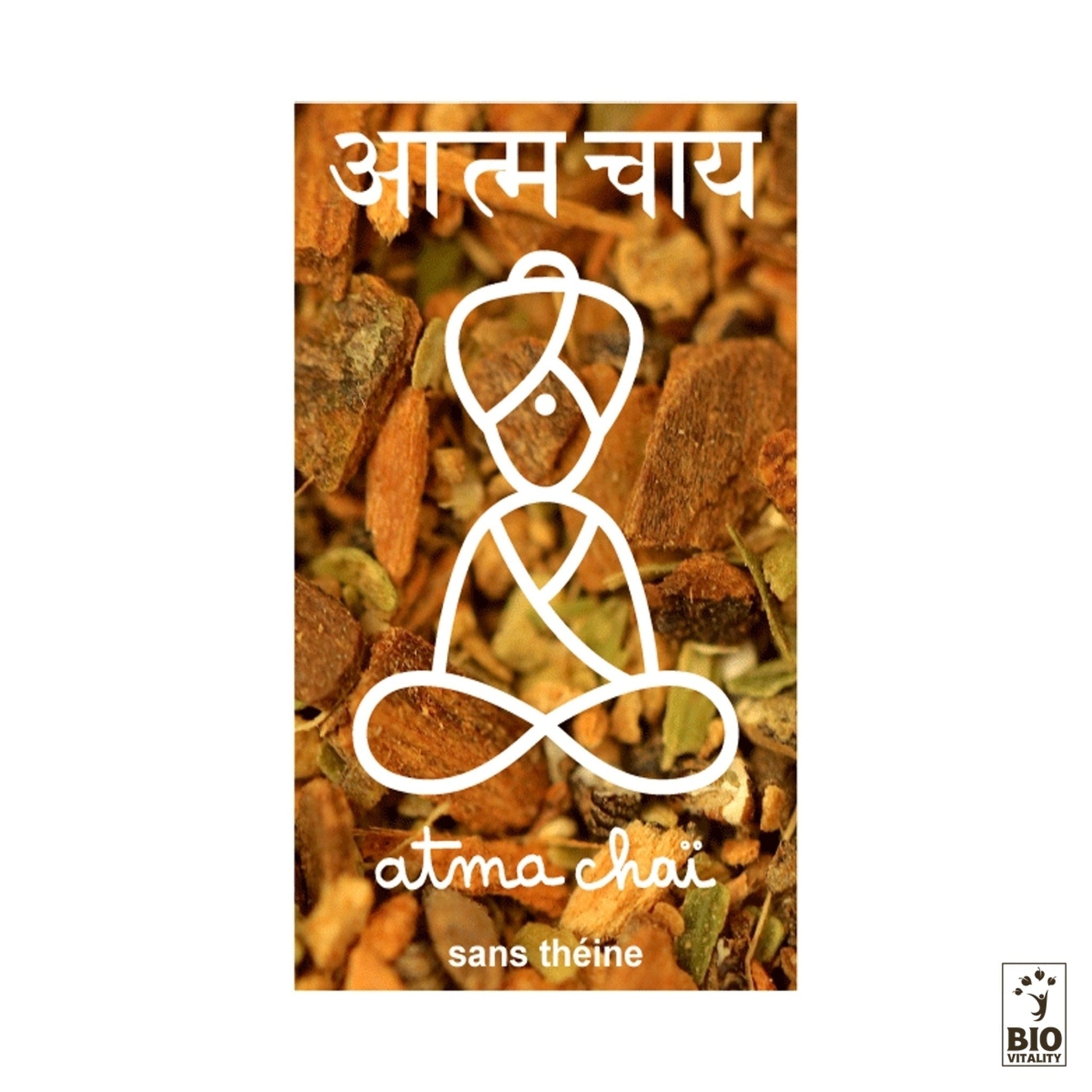 Lemballage dAtma Chaï Bio dATMA présente un personnage stylisé assis, avec les inscriptions sans théine et sans thé noir. Des feuilles de thé et des épices décorent le fond, le logo Bio Vitality repose dans le coin, parfait pour une expérience énergisante pour les performances sportives.