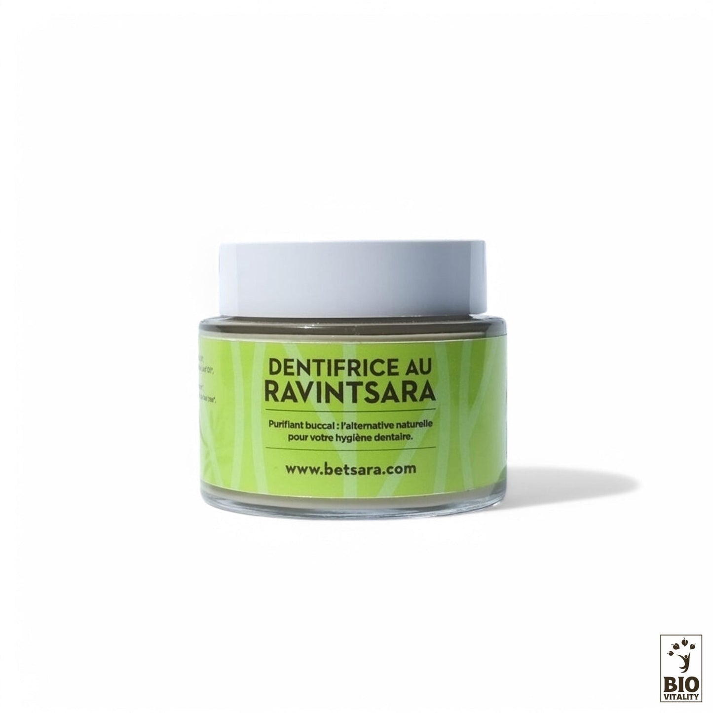 Pot de Dentifrice naturel au Ravintsara de BETSARA, comportant une étiquette verte sur fond blanc, mettant en valeur les huiles essentielles et ingrédients naturels.