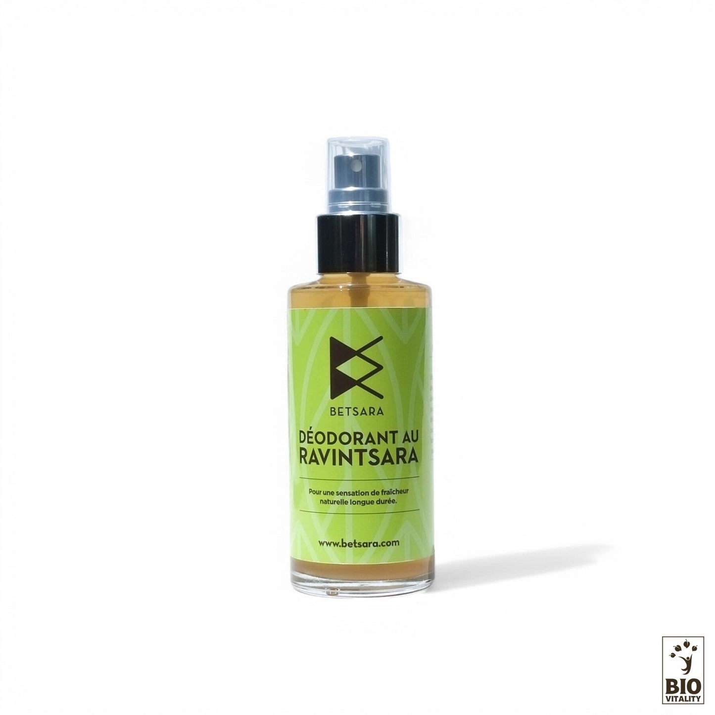 Un flacon spray de 100 ml de BETSARA Déodorant au ravintsara, arborant une étiquette verte sur fond blanc, incarne une formule naturelle et biologique certifiée Nature & Progrès.