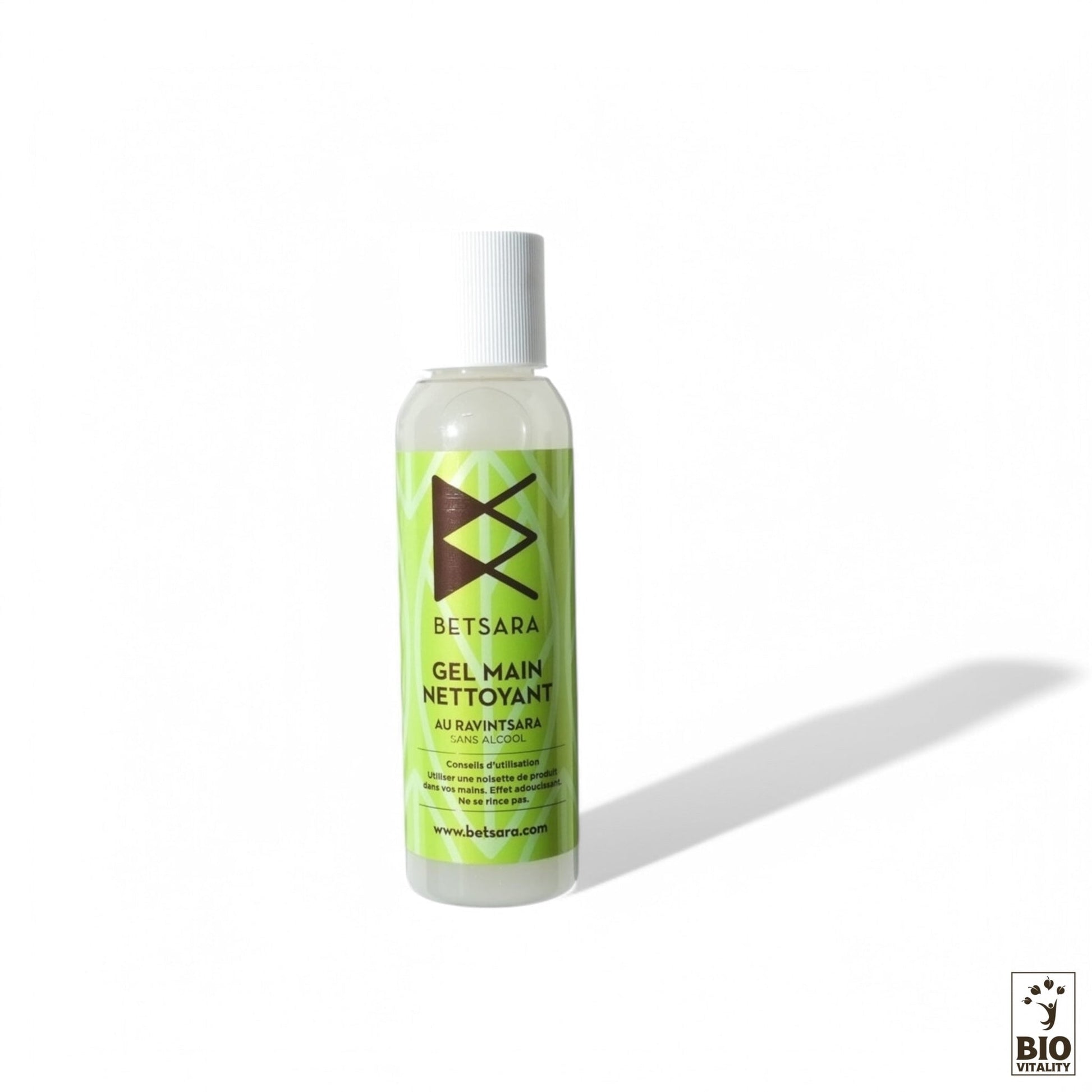 Un flacon de 100 ml de Gel main au ravintsara de BETSARA, certifié Nature & Progrès, possède une étiquette verte et un bouchon blanc avec la mention ingrédients 100% naturels sur fond blanc.