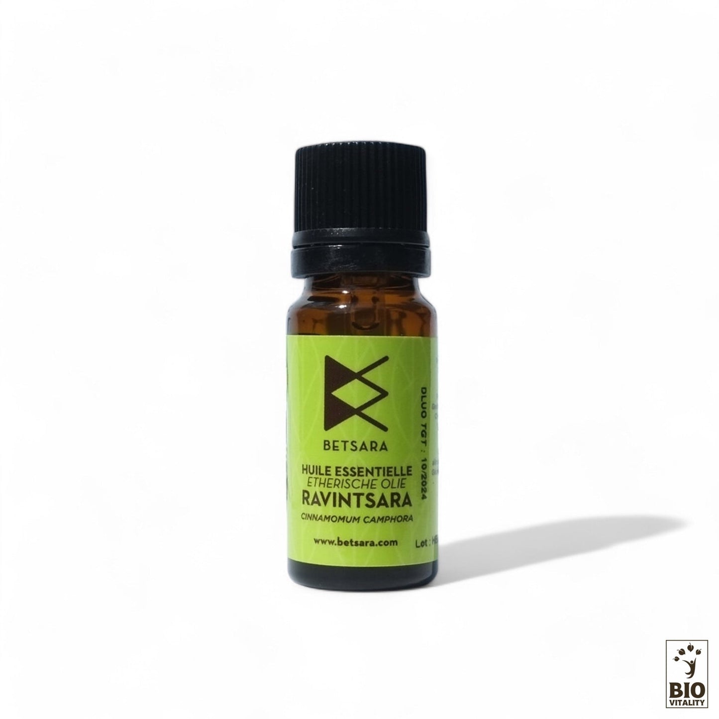 Un petit flacon marron au bouchon noir, étiqueté Huile essentielle de Ravintsara Bio - 10 ml de BETSARA, arbore une étiquette logo verte. Originaire de Madagascar, cette huile de chémotype 1 contient 8 cinéoles pour une pureté et une efficacité renforcées.