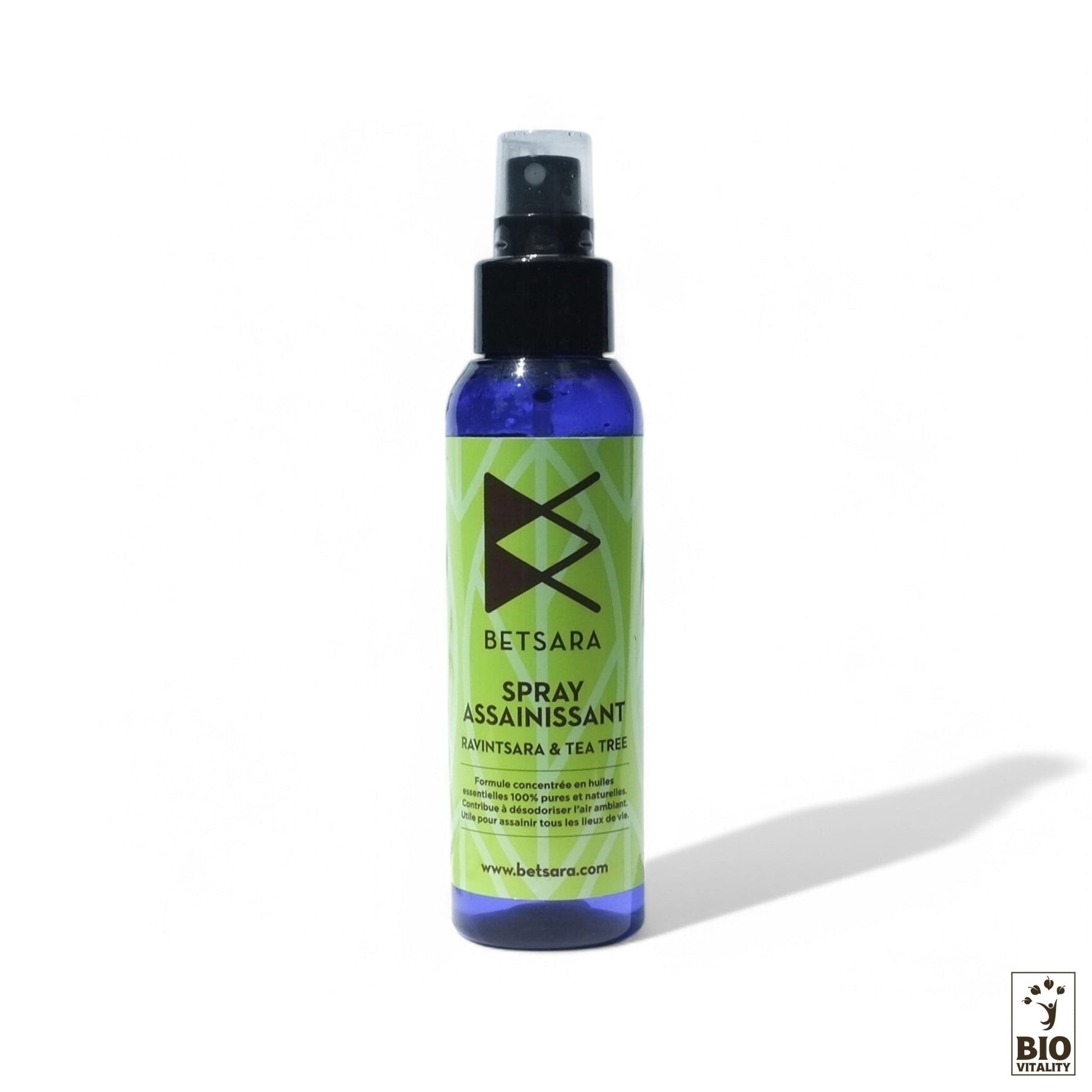 Spray Assainissant Ravintsara BETSARA bleu et vert, 100 ml, doté dun embout pulvérisateur pratique, affiche fièrement un label BIO et est enrichi en huile essentielle de ravintsara pour une purification efficace.