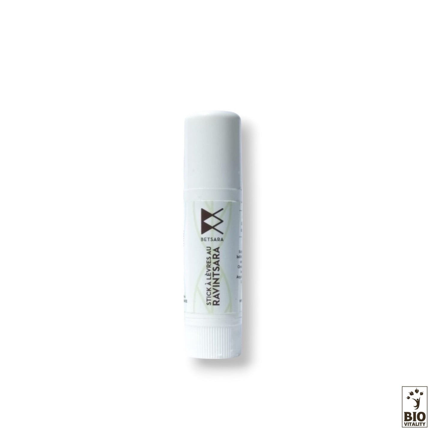 Debout sur fond blanc, le Stick à Lèvres cylindrique blanc arbore les inscriptions « Betsara » et « Ravintsara ». Il est 100% naturel et certifié Nature & Progrès. Le logo Bio Vitality orne un coin.