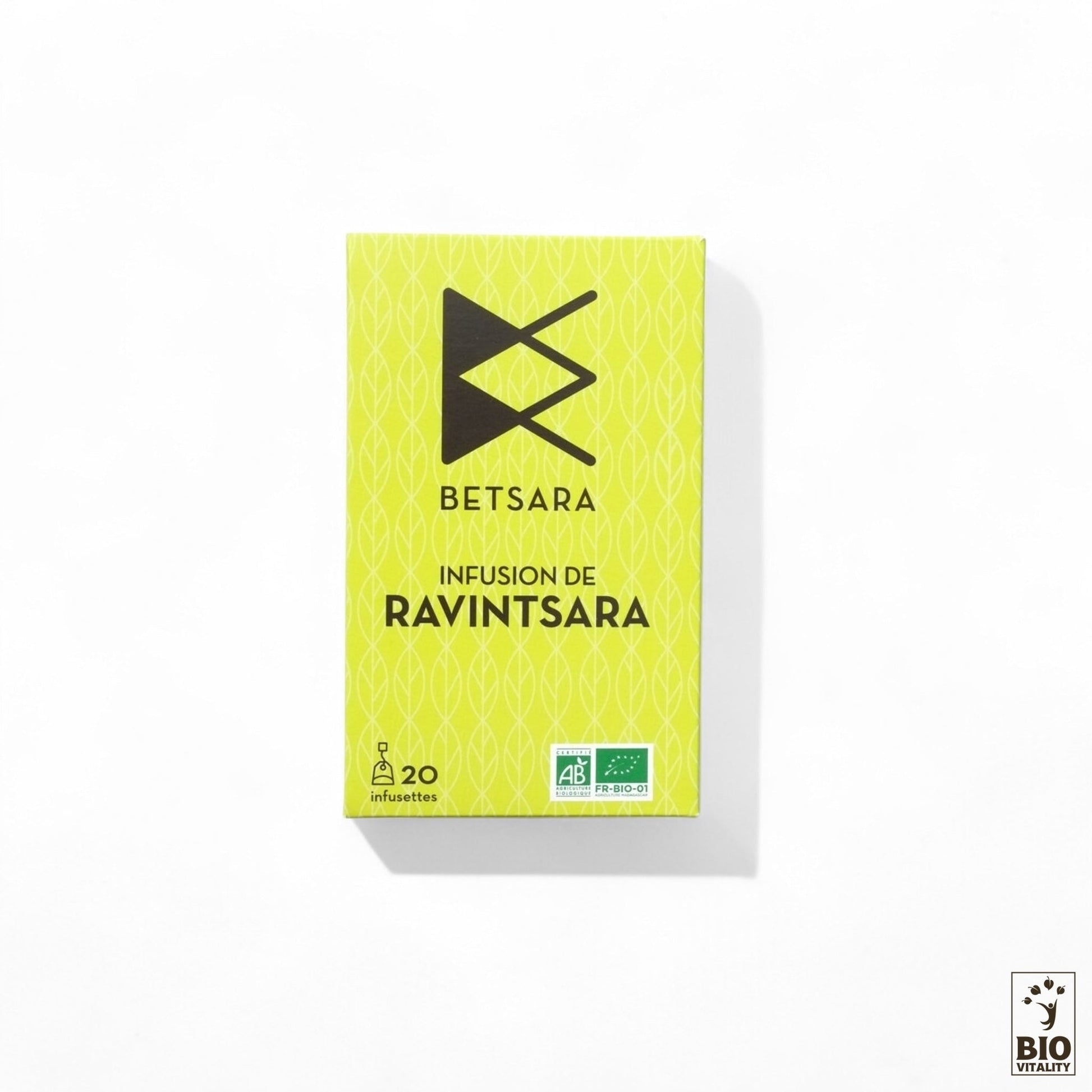 Un coffret vert de Tisane de Ravintsara Bio de BETSARA, arborant les logos de certification bio et biologique, offre un coup de pouce naturel pour la santé immunitaire avec 20 infusettes.