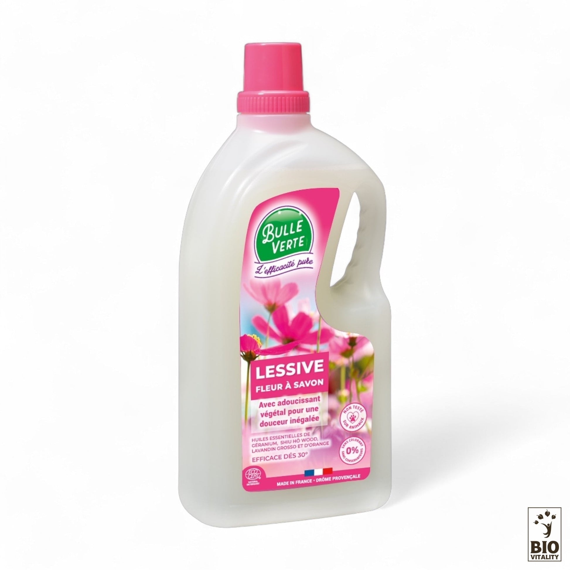 Le Lessive Liquide 2 en 1 Fleur à Savon - 3L de BULLE VERTE présente un capuchon rose et une étiquette florale avec le logo Bio Vétabilité. Infusé aux huiles essentielles, il ajoute une touche naturelle à votre linge.