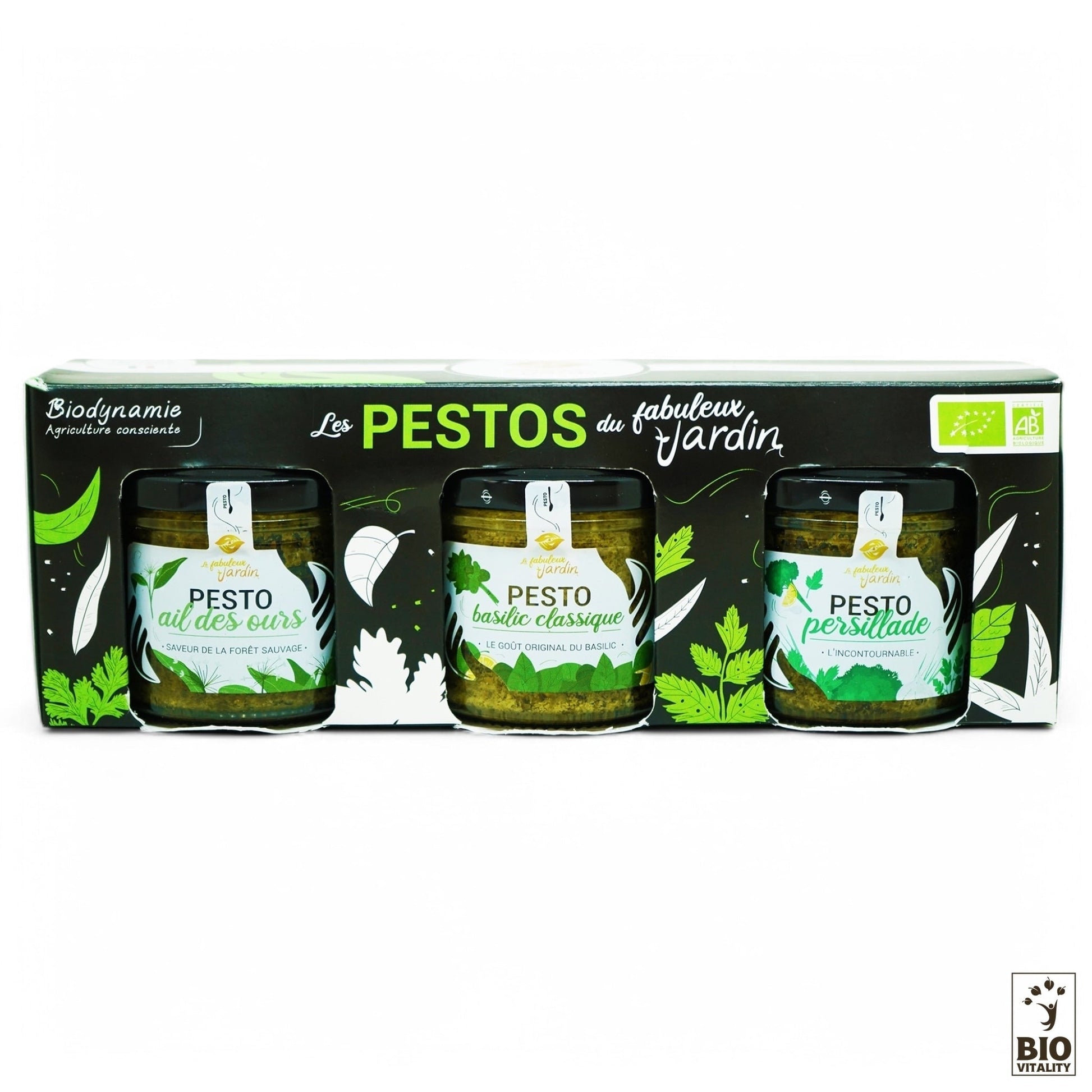 Le Coffret Pesto Bio - 3x90g de FABULEUX JARDIN comprend trois pots : lail des ours, le basilic classique et la persillade. Des étiquettes vertes et blanches affichent une certification biologique, mettant en avant lharmonie de la permaculture.