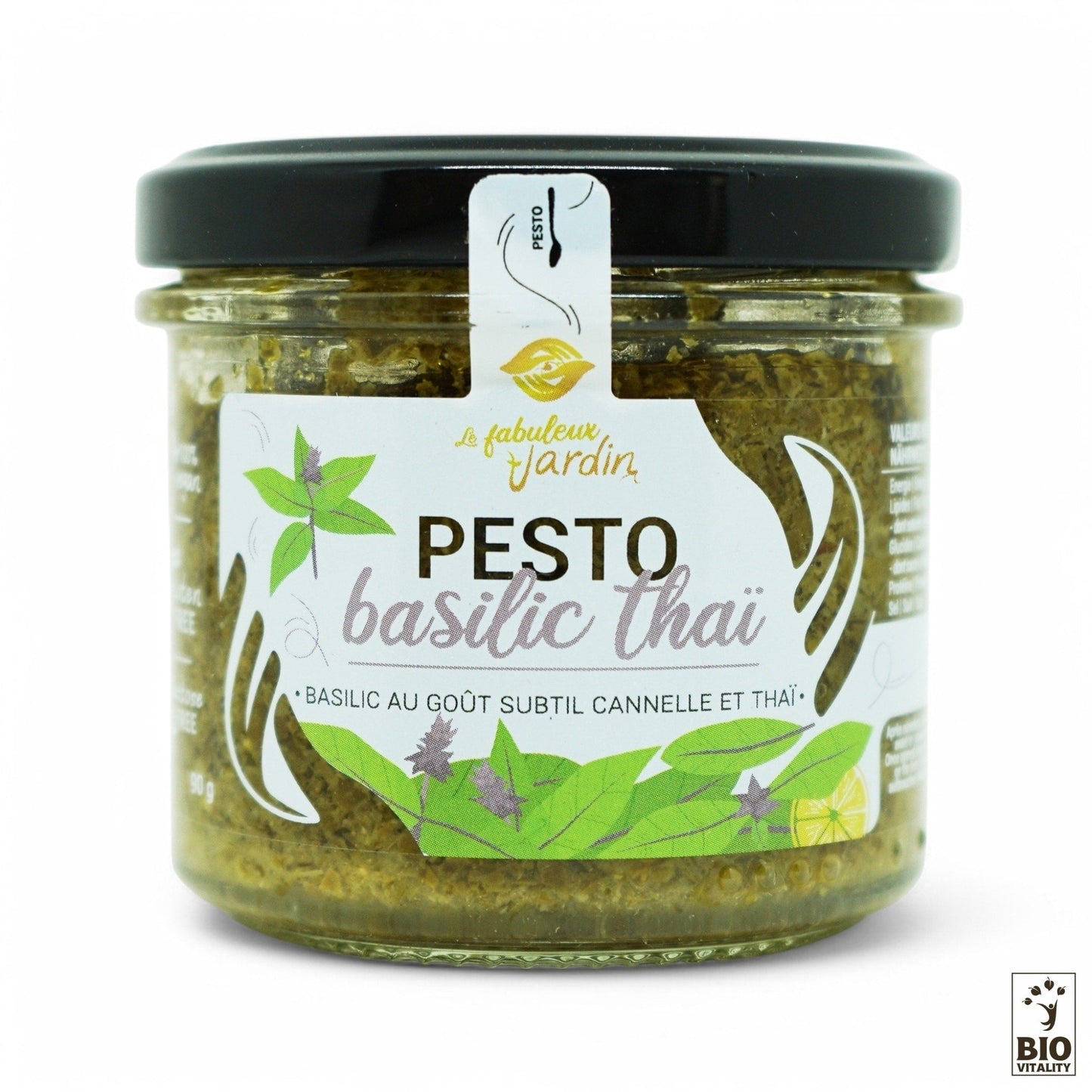 Un pot de 90 g de Pesto Basilic Thaï Bio de FABULEUX JARDIN est doté dun couvercle noir et dune étiquette blanche à feuilles vertes. Il met en valeur ses saveurs subtiles de cannelle et de Thaïlande, avec un texte en français soulignant lexcellence du Pesto Basilic Thaï Bio en utilisant des pratiques de permaculture.