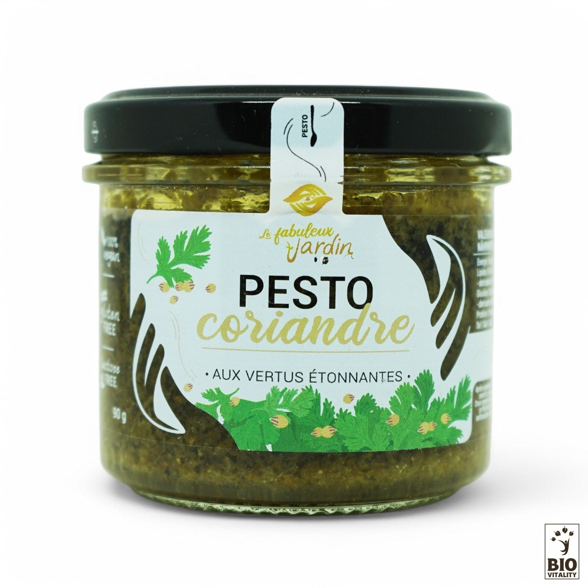 Un pot en verre de 90 g de Pesto Coriandre Bio de FABULEUX JARDIN est doté dun couvercle noir et dune étiquette blanche avec des motifs de feuilles de coriandre vertes. Fabriquée à partir dingrédients biologiques, cette pâte à tartiner ajoute une touche de permaculture à chaque plat.
