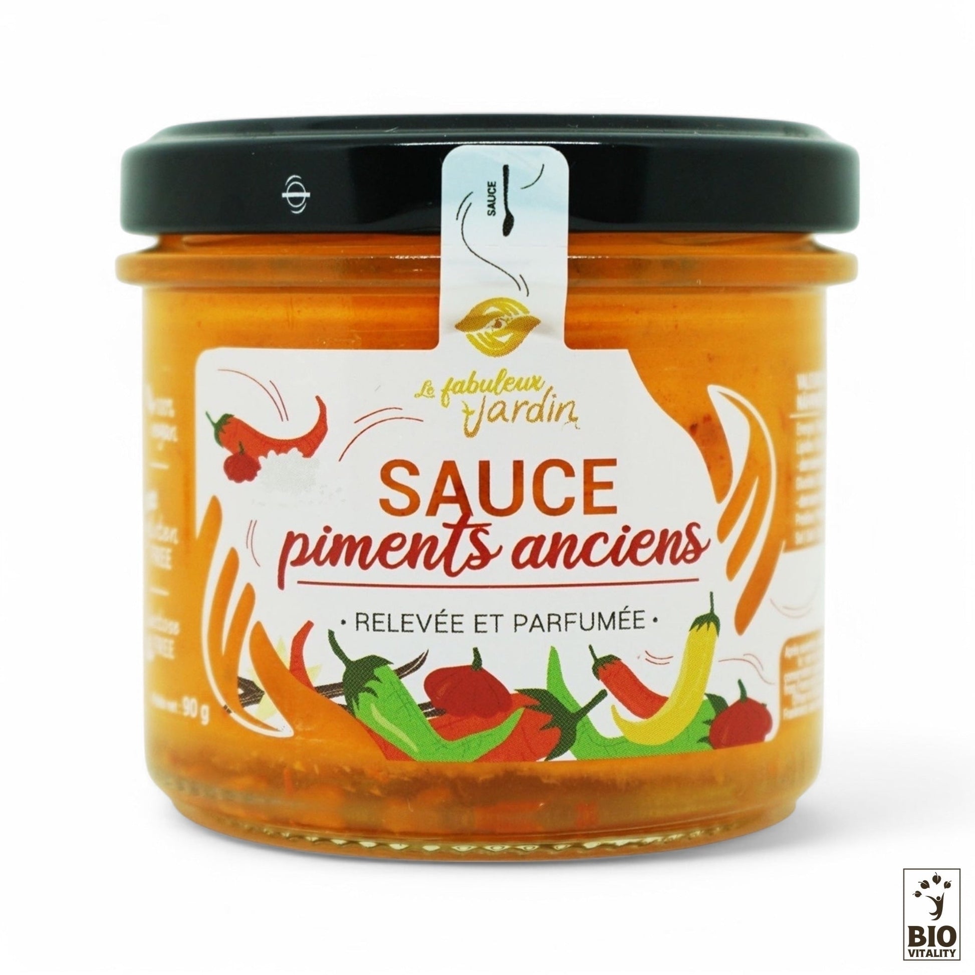 Le pot Sauce Piment Ancien Bio - 90g de FABULEUX JARDIN arbore une étiquette colorée illustrée de piment, un couvercle noir et affiche bien en évidence ses certifications biologiques et bio, soulignant ses origines en permaculture.