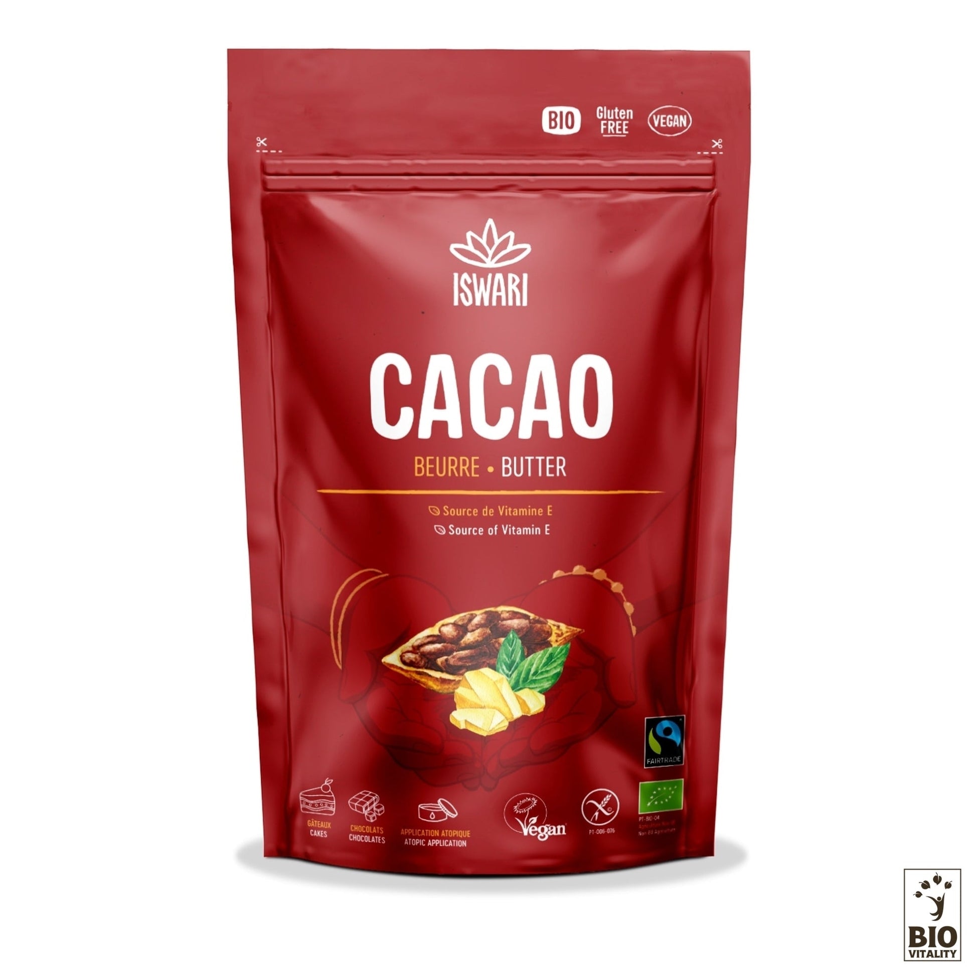 Le sac rouge étiqueté « ISWARI Beurre de Cacao cru Fairtrade Bio » est certifié bio, vegan et sans gluten. Avec des images de fèves de cacao et des informations nutritionnelles, ce produit met en valeur son extraction par pression à froid pour un beurre de qualité supérieure.