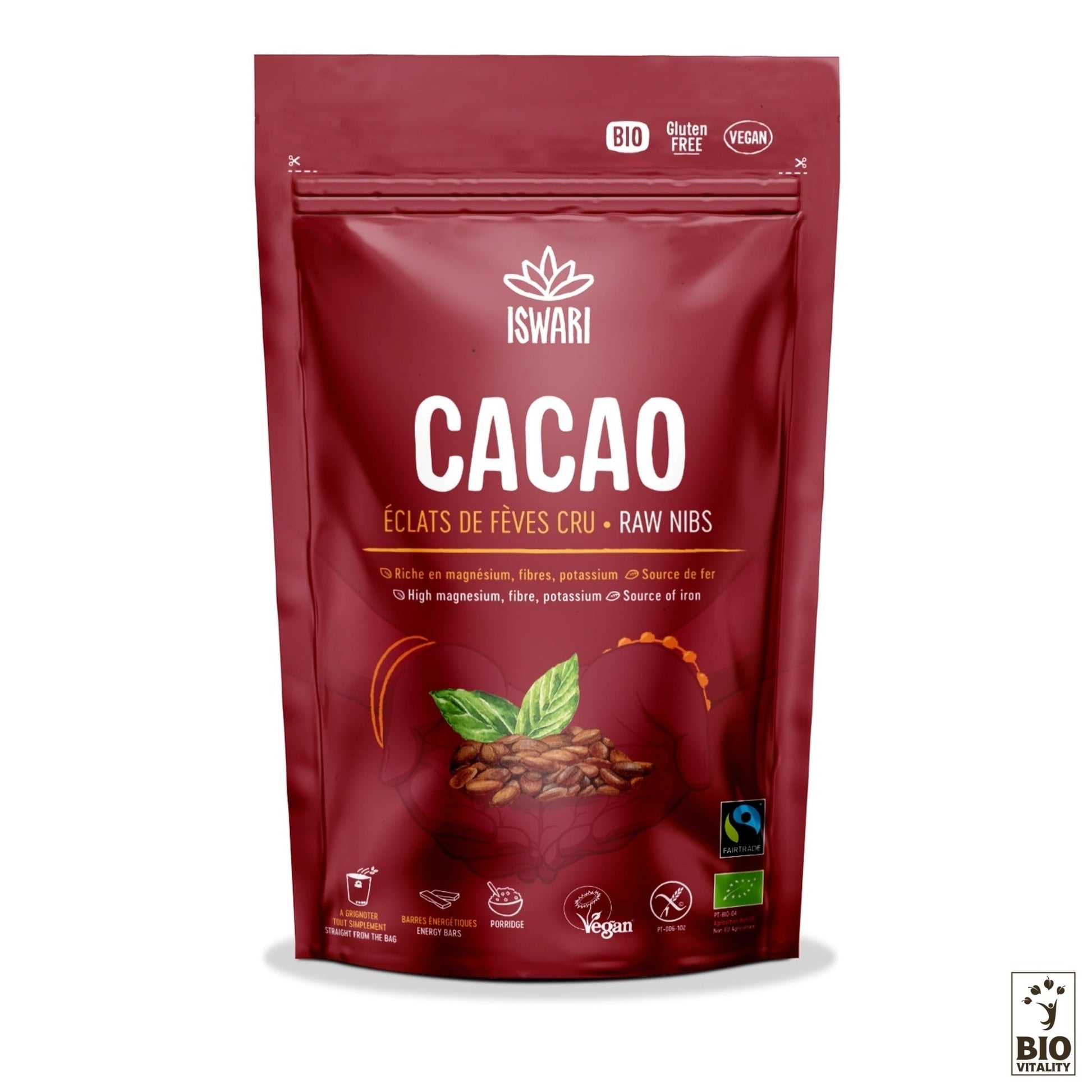 Les Fèves de Cacao Cru Fairtrade Bio dISWARI sont présentées dans un emballage rouge orné dillustrations de feuilles de cacao et de symboles. Il met en valeur les éclats de cacao et les fèves de cacao Criollo biologiques, sans gluten et végétaliens, mettant en avant les sources de magnésium, de fibres, de potassium et la certification Fairtrade.