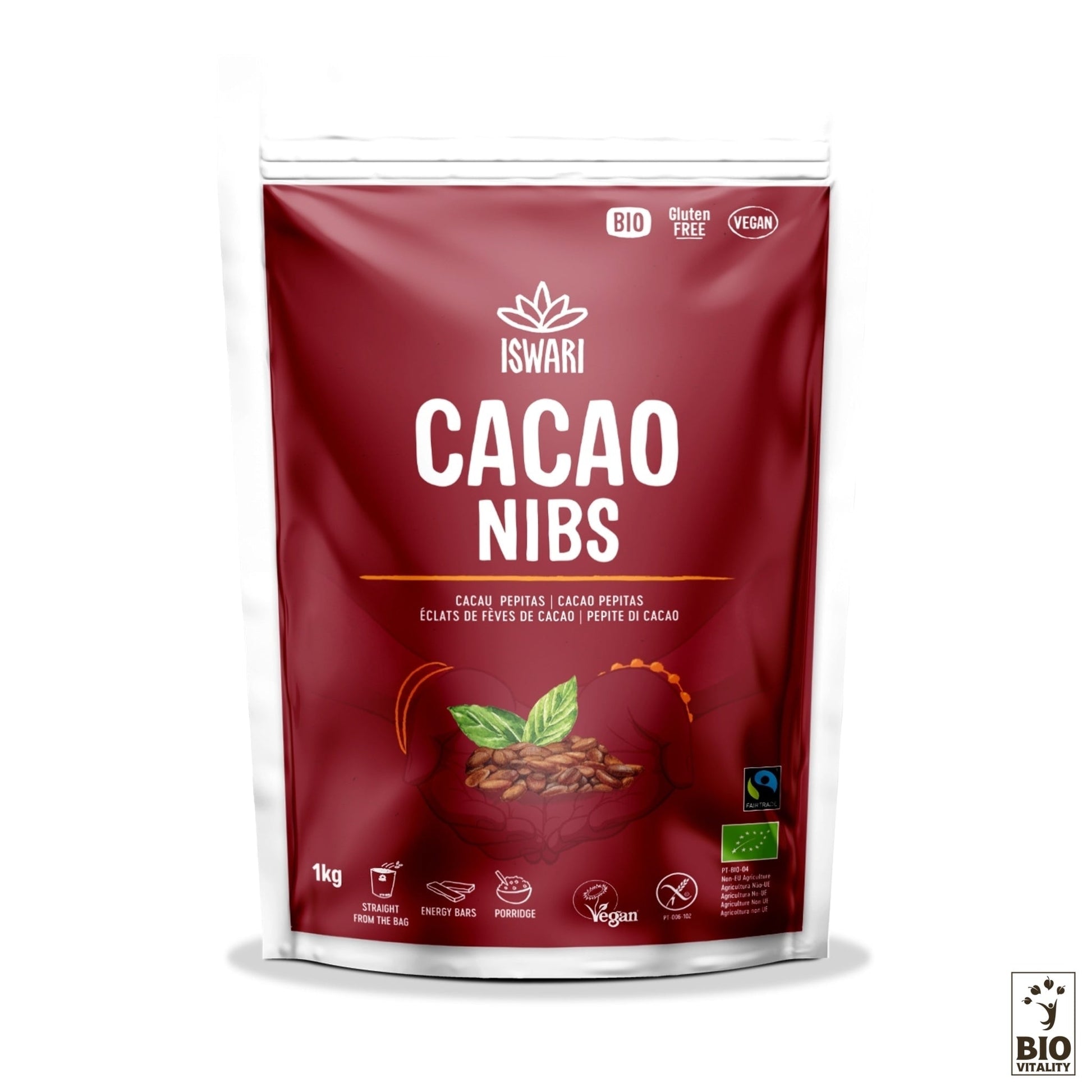 Lemballage rouge vif des « Fèves de Cacao Cru Fairtrade Bio » dISWARI, 1 kg, met en valeur les labels BIO, sans gluten, végétalien, biologique et Fairtrade. Fabriqué à partir de fèves de cacao Fairtrade de première qualité, il garantit la qualité à chaque bouchée.