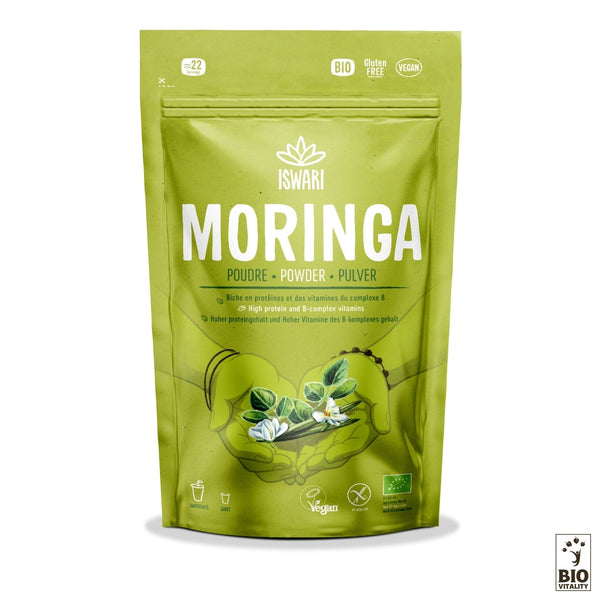 Lemballage vert du Moringa en poudre Bio dISWARI, étiqueté biologique, sans gluten et végétalien, présente une illustration de mains tenant les feuilles de moringa du célèbre « arbre miracle ».