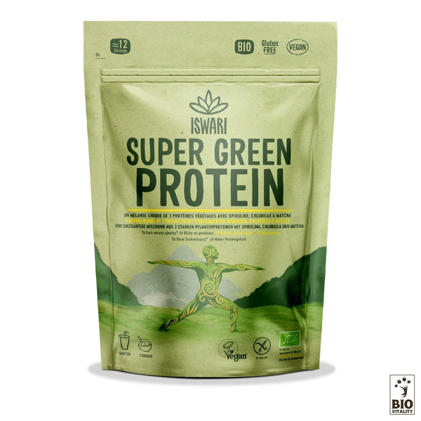 Un paquet vert étiqueté « Protéines Super Green Bio » par ISWARI met en valeur les icônes végétaliennes, sans gluten et biologiques, mettant laccent sur les super-aliments comme la spiruline, la chlorella et le matcha comme une source de protéines végétales.