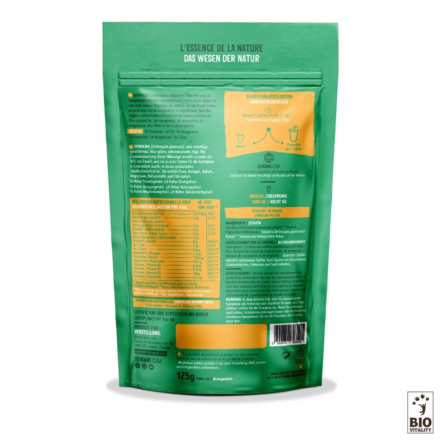 La Spiruline en Poudre Bio ISWARI, emballée en vert et orange, est riche en nutriments, avec du texte en plusieurs langues, des informations nutritionnelles, des instructions de préparation et un code QR. Le superaliment Spiruline Bio est mis en évidence avec le logo Bio Vitality dans le coin inférieur droit.