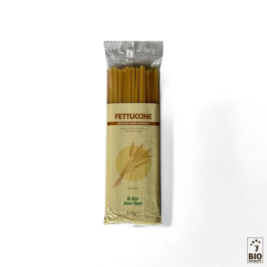 Un paquet de 500 g de Fettucine Demi-Complet Biomade, de marque LE BIO POUR TOUS, présente une illustration de blé et fait la promotion de la « Bio Vitalité ». Il est fabriqué à partir dingrédients naturels issus de la production biologique.