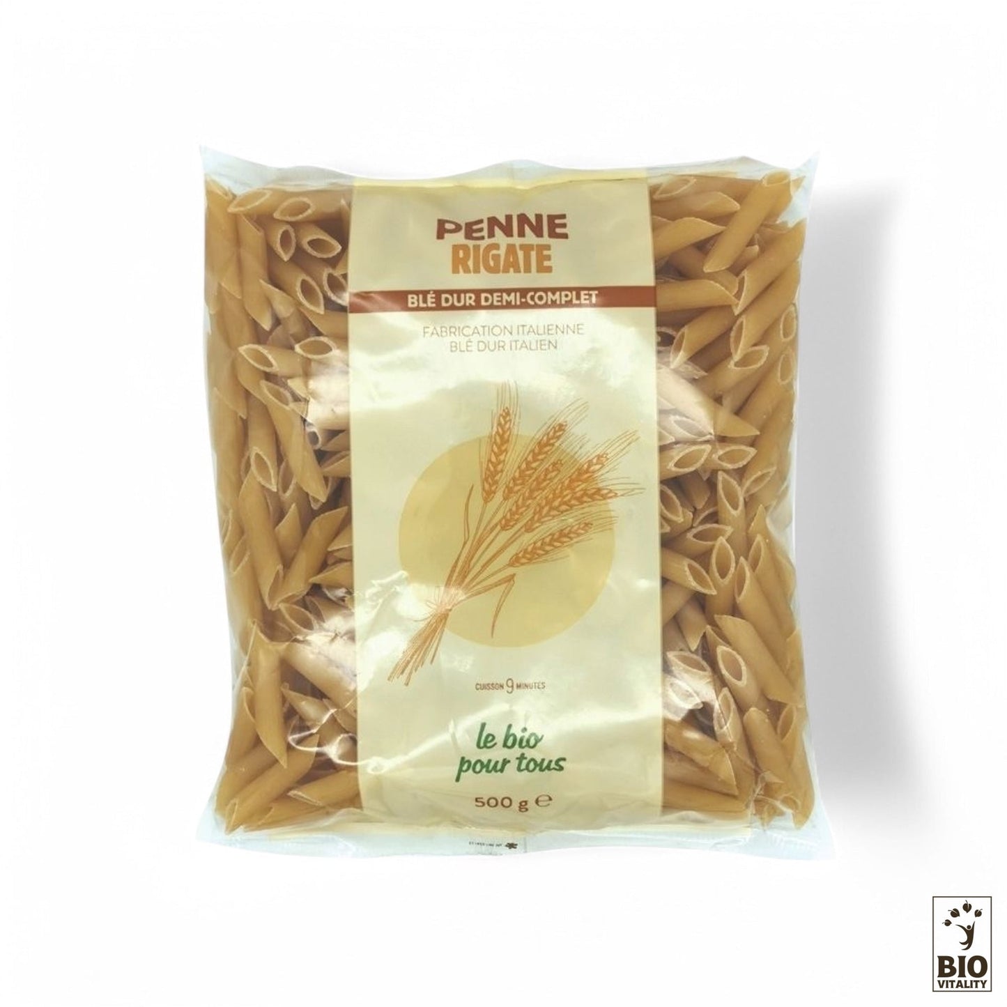Le paquet de 500 g de pâtes Penne rigate demi complet Bio, à base de semoule de blé dur, présente une illustration de blé et le logo de la marque « LE BIO POUR TOUS » en bas à droite, idéal pour des repas équilibrés.