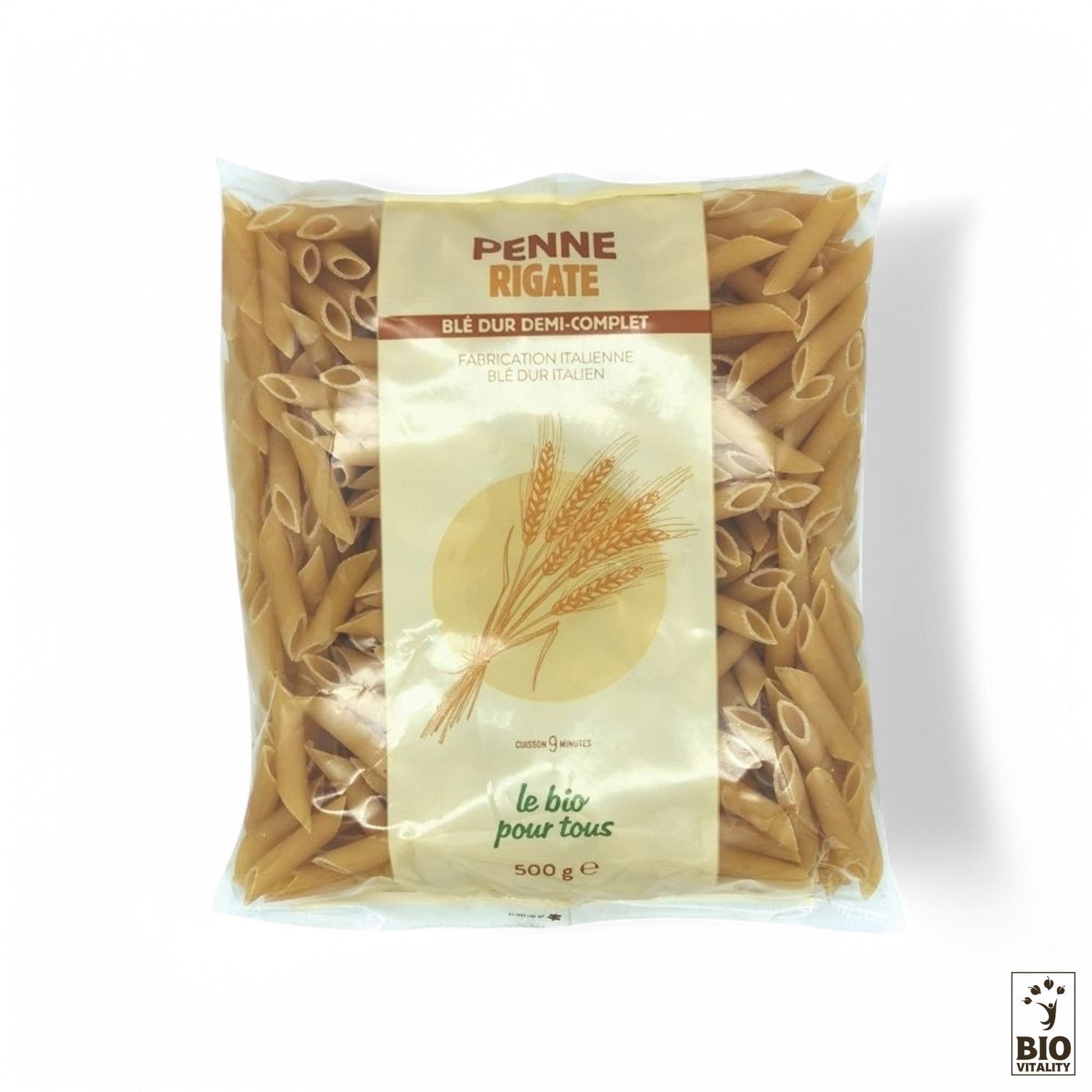 Le paquet de 500 g de pâtes Penne rigate demi complet Bio, à base de semoule de blé dur, présente une illustration de blé et le logo de la marque « LE BIO POUR TOUS » en bas à droite, idéal pour des repas équilibrés.