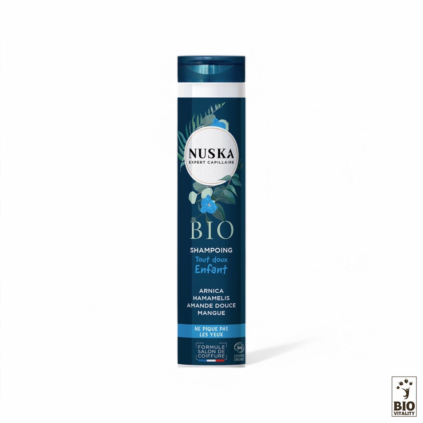 Le Shampoing tout doux enfant de NUSKA (230 ml) contient de larnica, de lhamamélis, de lamande douce et de la mangue. Étiqueté en bleu avec des accents floraux et un texte en français/anglais, ce shampoing COSMOS ORGANIC contient des ingrédients naturels pour un soin tout en douceur.