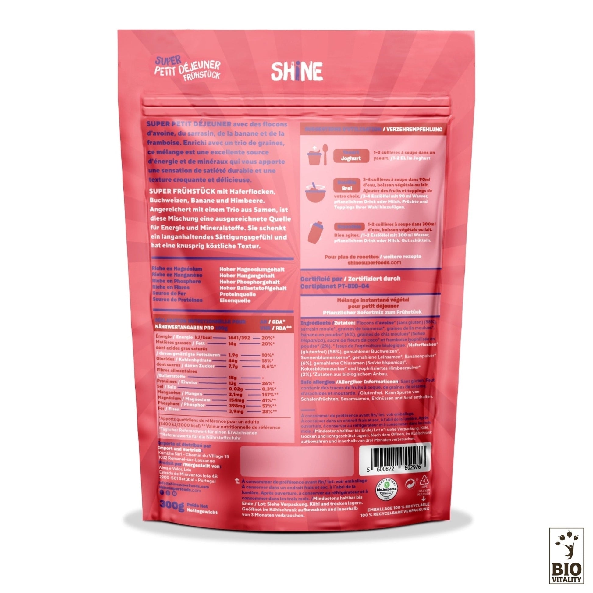 Vue arrière de lemballage rose SHINE « Avoine Framboise et Banane Bio - 300g » met en valeur les superaliments et les flocons davoine. Le texte en français et en allemand, ainsi que les informations nutritionnelles et un label de certification biologique, rendent ce petit-déjeuner à la fois informatif et attrayant.