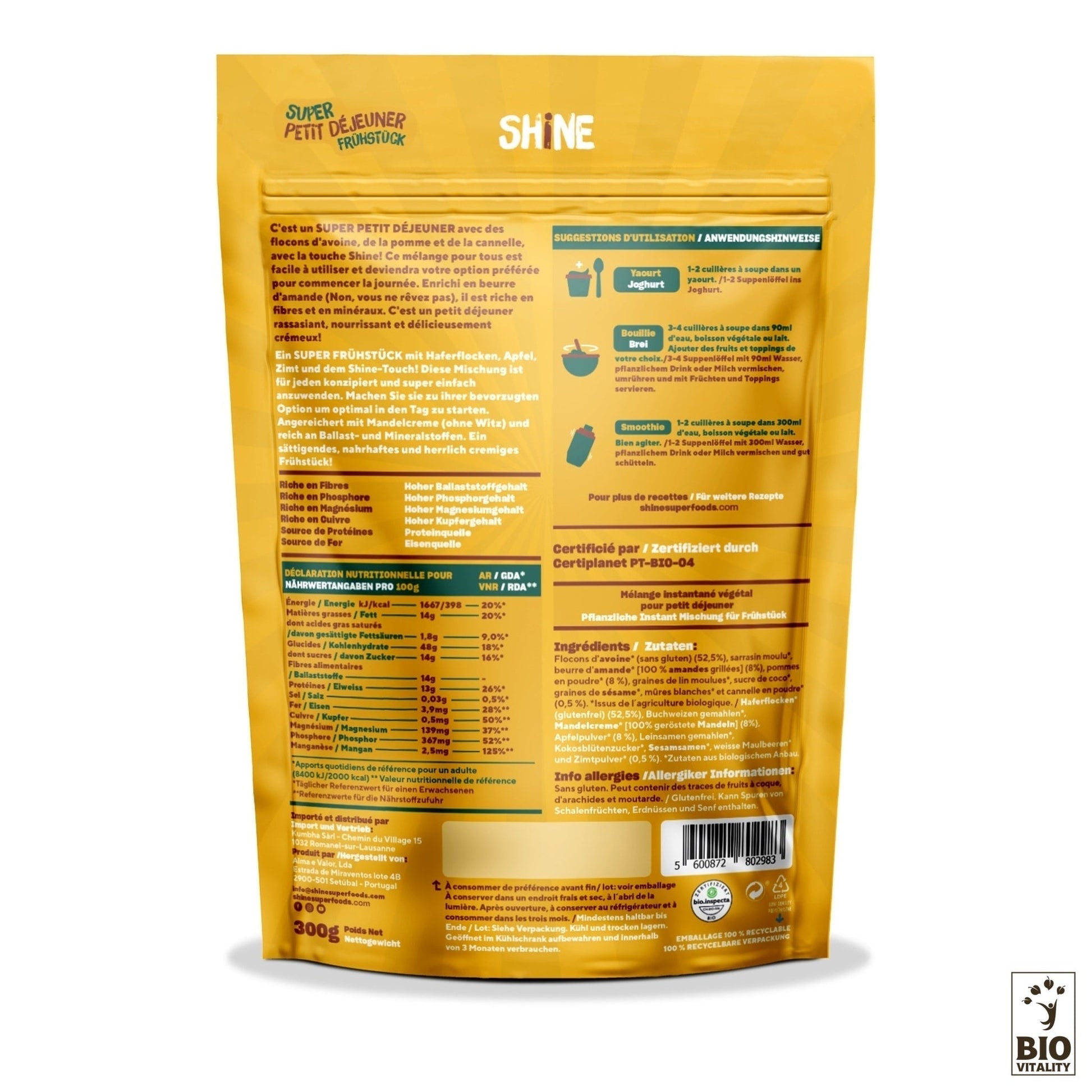 Le dos dun emballage jaune doré SHINE Avoine Pomme, Amande et Cannelle Bio - 300 g comporte un texte multilingue, des instructions pour le petit-déjeuner, des informations nutritionnelles mettant en valeur les flocons davoine et un tampon BIO en bas.