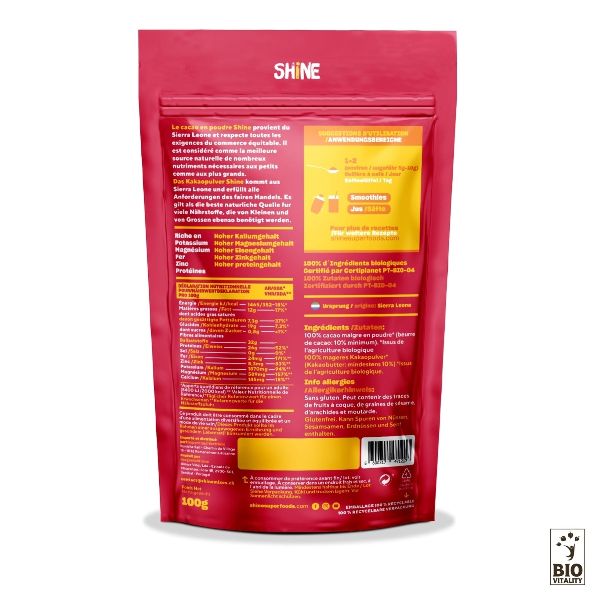 Le Cacao cru en Poudre Bio 100 g de SHINE présente un emballage rouge et blanc avec des informations nutritionnelles multilingues, des ingrédients et des coordonnées, ainsi que le logo Bio Vitality en bas à droite.
