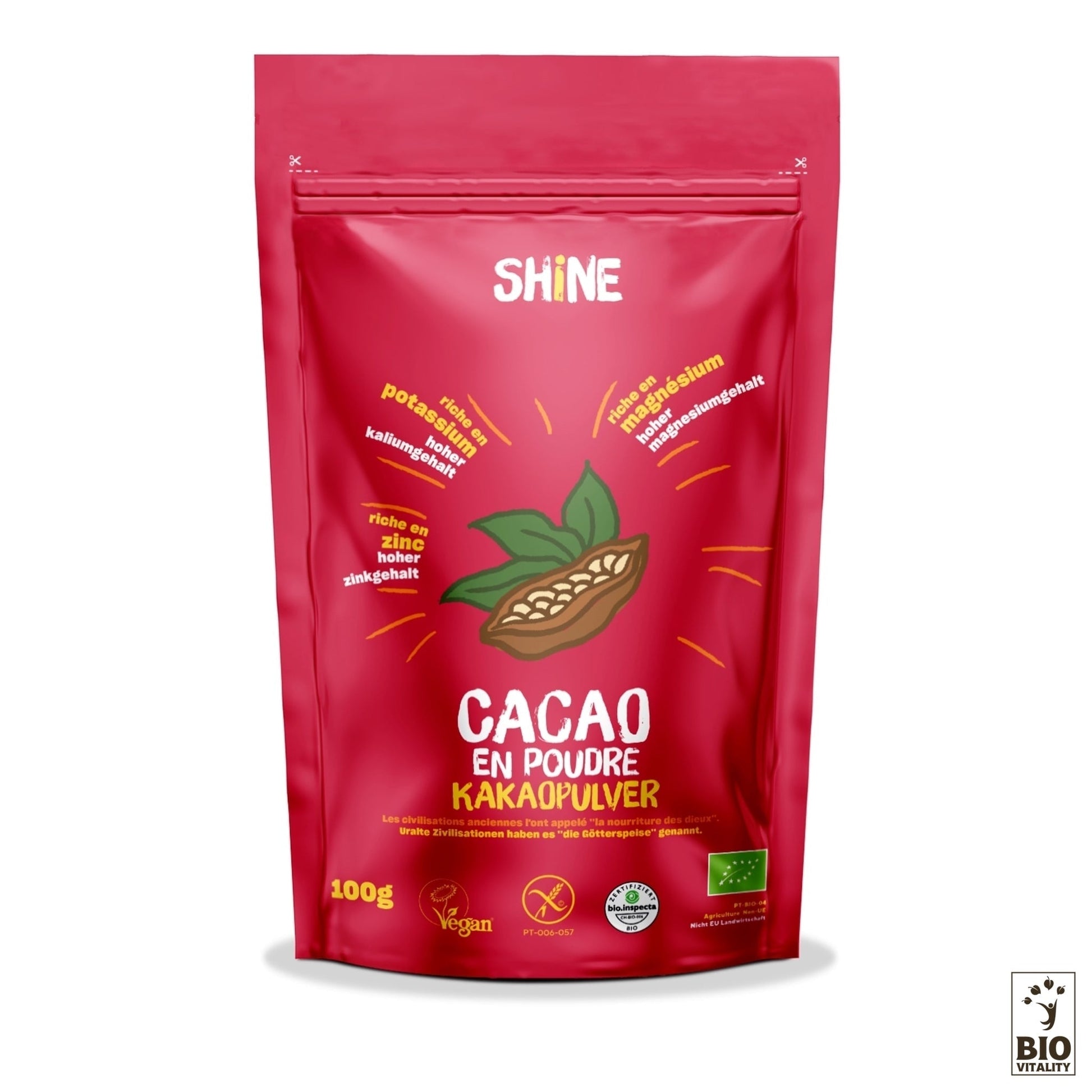 Le Cacao cru en Poudre Bio - 100g de SHINE est une pochette rouge vegan et biologique remplie de poudre de cacao, originaire de Sierra Leone et présentant diverses allégations de santé.