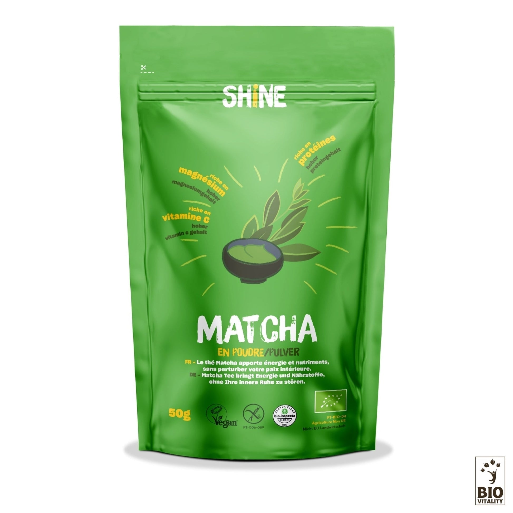 Le Matcha en poudre Bio - 50g de SHINE est fabriqué à partir de feuilles de Camellia Sinensis de première qualité et offre des avantages nutritionnels tels que des protéines et des vitamines. Ce produit végétalien et biologique capture lessence du thé japonais dans un emballage pratique de 50 g de poids net.