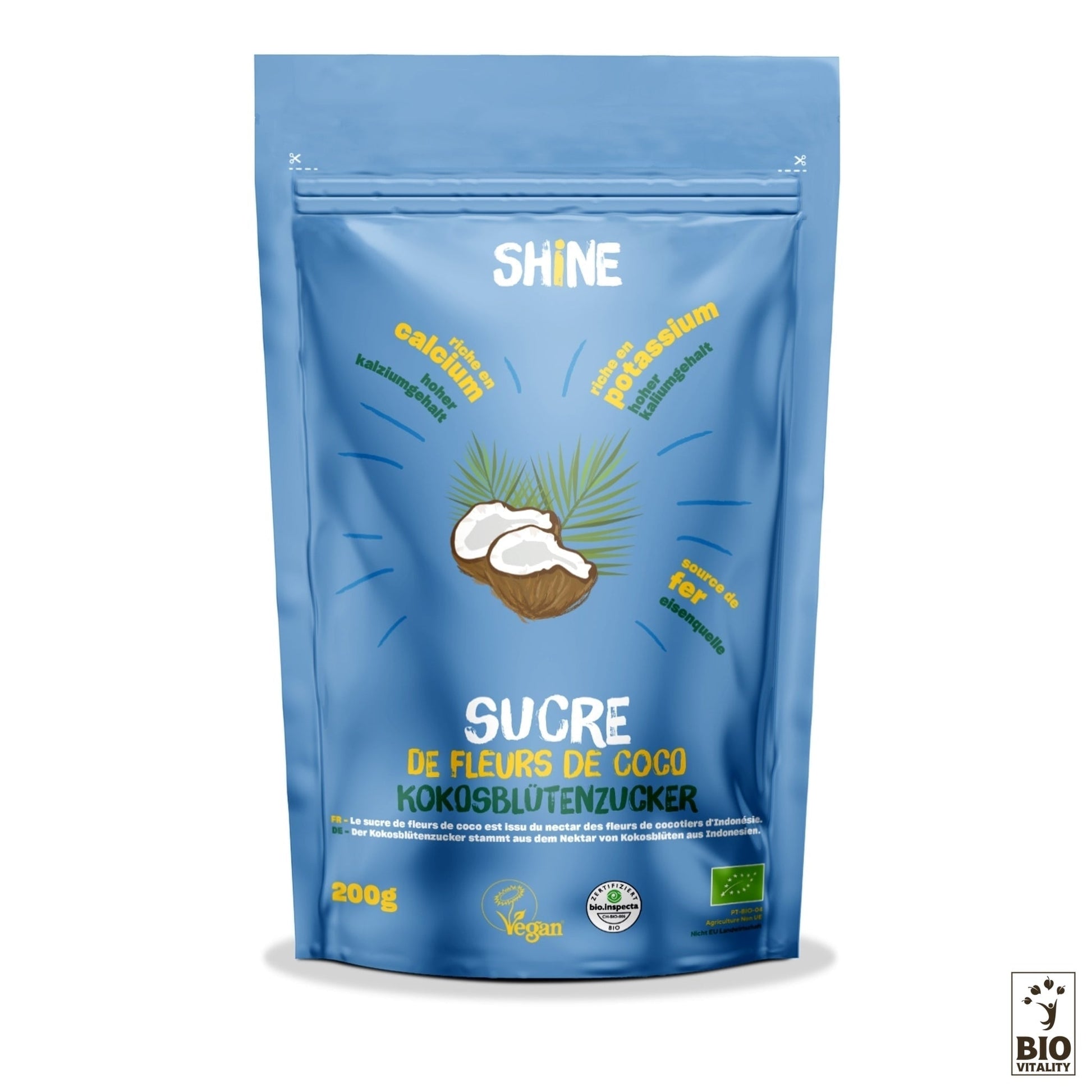 Lemballage du Sucre de Coco Bio de SHINE - 200 g est bleu avec des images de noix de coco et des éléments nutritionnels comme le calcium, le fer et le potassium. Il comporte du texte en plusieurs langues, des étiquettes végétaliennes et biologiques, soulignant son rôle écologique en tant qualternative au sucre traditionnel.