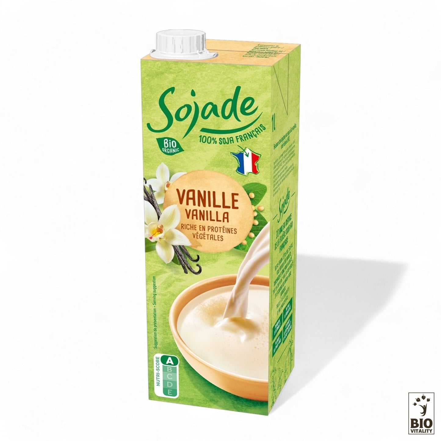 Un carton de 1L de Boisson soja vanille Bio de SOJADE, décoré dune fleur de vanille et de gousses, affiche fièrement sa certification 100% biologique avec soja français bio. Il est riche en protéines végétales et possède un Nutri-Score de A.