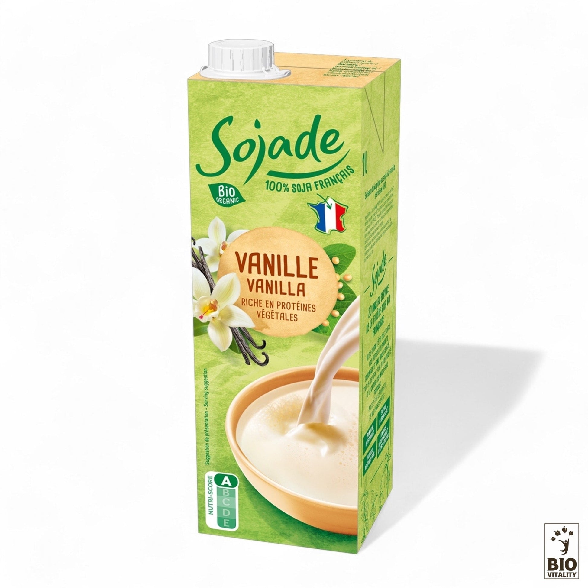 Un carton de 1L de Boisson soja vanille Bio de SOJADE, décoré dune fleur de vanille et de gousses, affiche fièrement sa certification 100% biologique avec soja français bio. Il est riche en protéines végétales et possède un Nutri-Score de A.