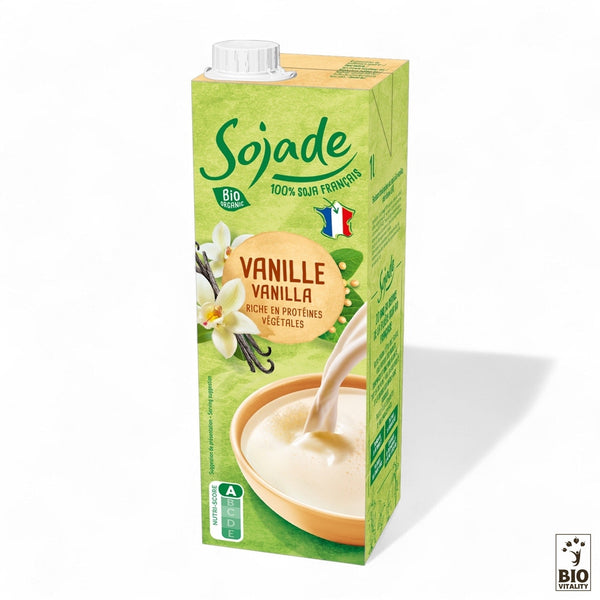 Un carton de 1L de Boisson soja vanille Bio de SOJADE, décoré dune fleur de vanille et de gousses, affiche fièrement sa certification 100% biologique avec soja français bio. Il est riche en protéines végétales et possède un Nutri-Score de A.